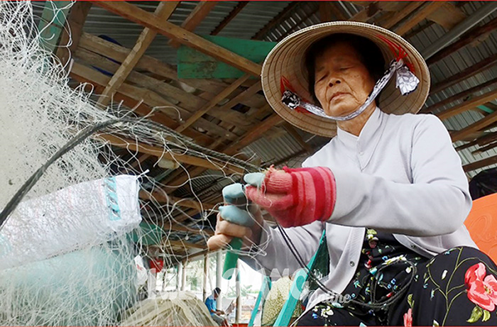 Nghề đan vá lưới ở xã đảo Sơn Hải 